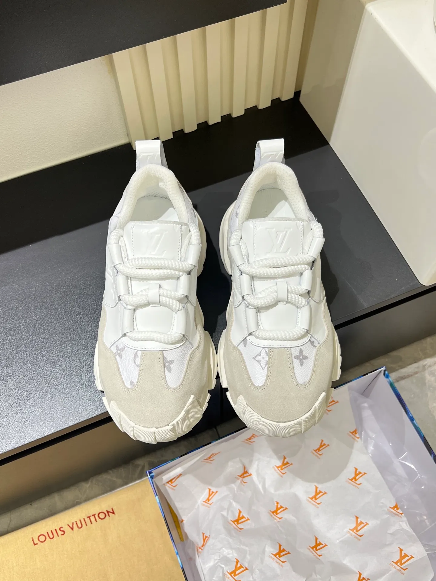 p600 "LOUI* VUITTO*" popular men's casual shoes, genuine development in Italy 💯Purchasing level quality ✔️The upper is made of first-layer cowhide, comfortable and soft sheepskin feet ⚡️ Fashionable and versatile, the toe last shape is firm and full, the soles are made from original LV molds and can be freely entered and exited the counter. Light and comfortable on the feet~Purely handmade, details determine quality! Size:39-44!